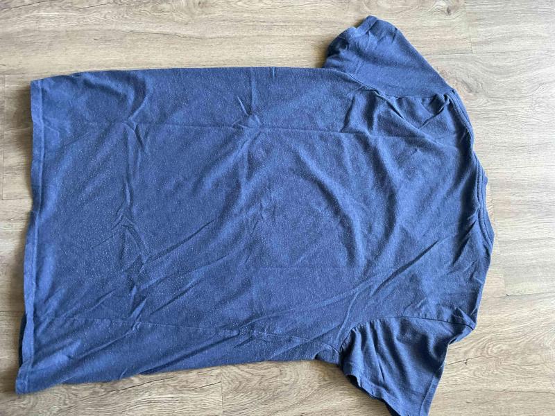 Polera azul cuello en V - 2