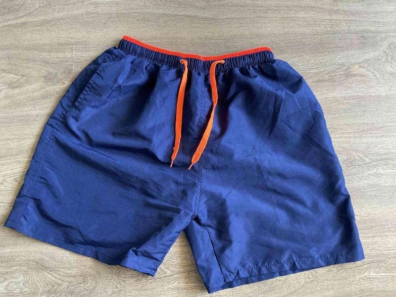 Short azul con cordón naranja