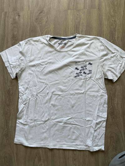 Polera blanca con bolsillo estampado - miniatura 1