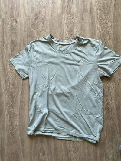 Polera verde oliva con cuello en V - miniatura 1