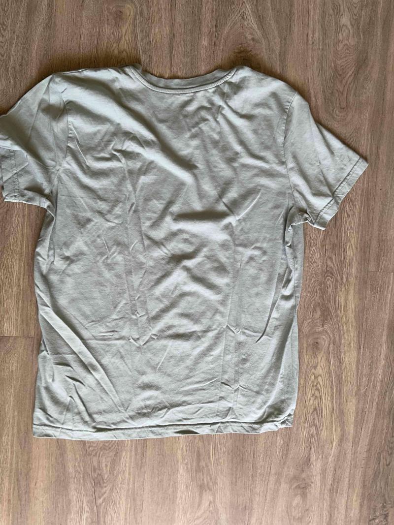 Polera verde oliva con cuello en V - 2