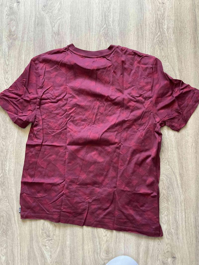 Polera Hugo Boss roja con diseño - 2