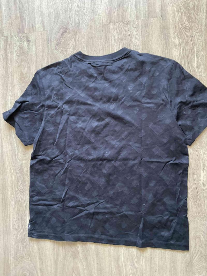 Polera Hugo Boss negra con diseño - 2