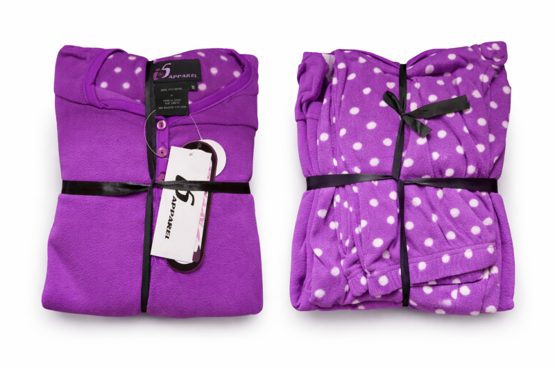Pijama polar morado con lunares