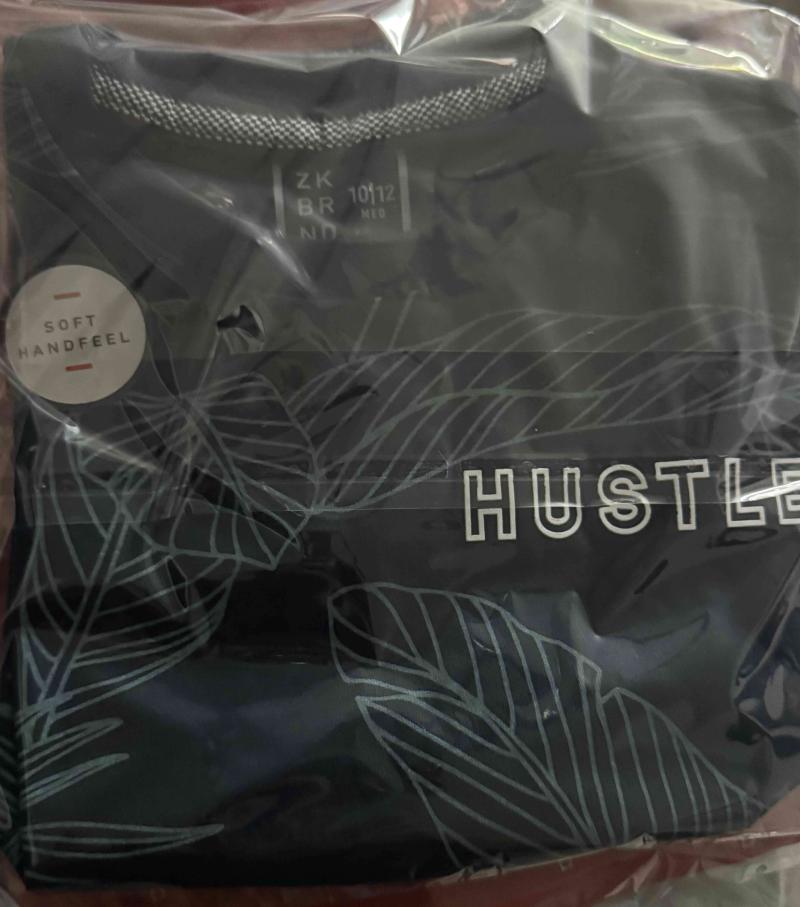 Polera negra con diseño Hustle