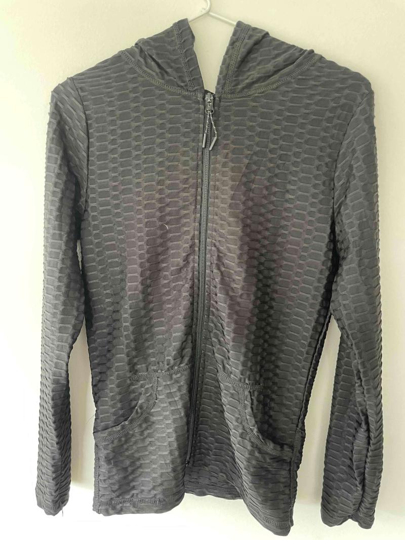 Chaqueta deportiva gris con capucha