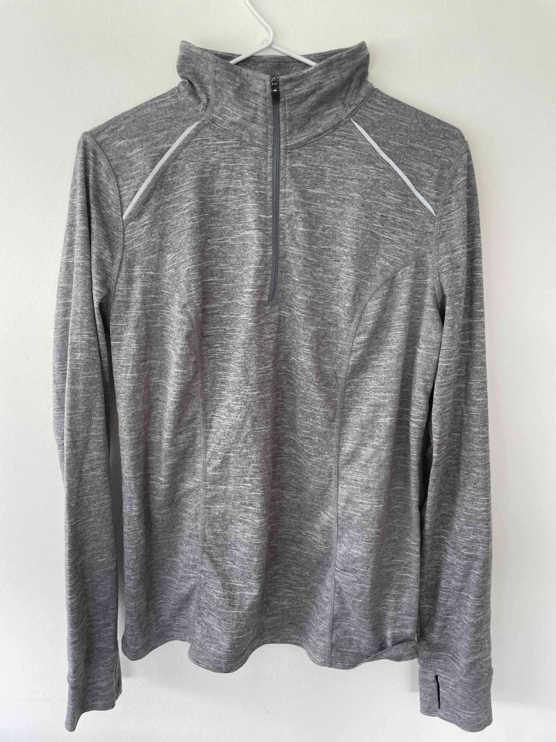 Polera deportiva gris para mujer