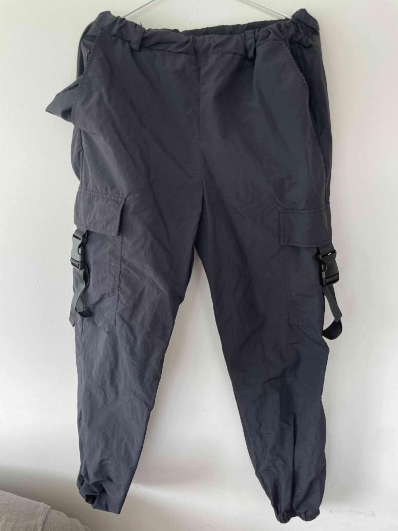 Pantalón cargo gris oscuro