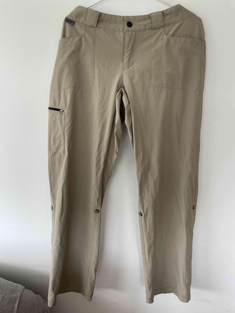 Pantalones beige con cierre