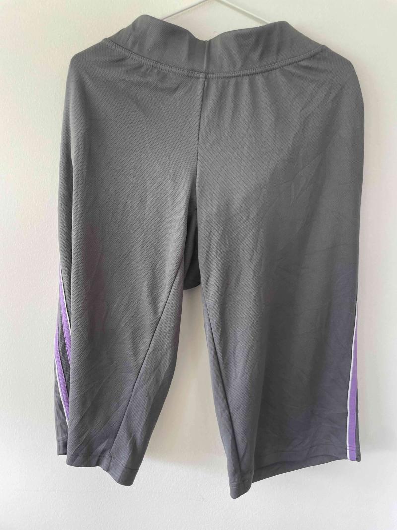 Pantalones deportivos gris con franjas