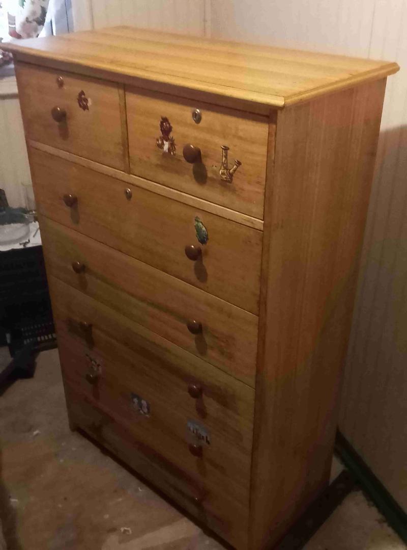 Cómoda de madera con cajones