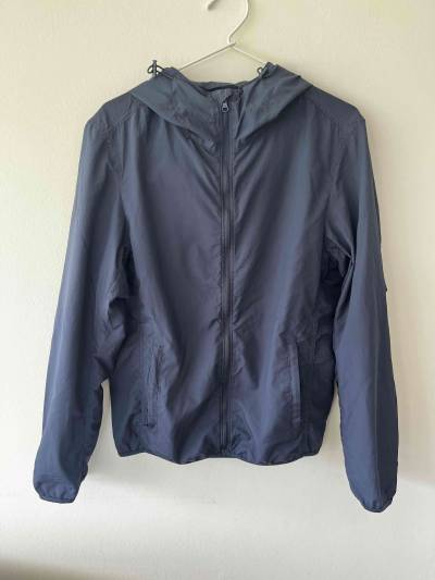 Chaqueta rompe viento azul uniqlo - miniatura 1