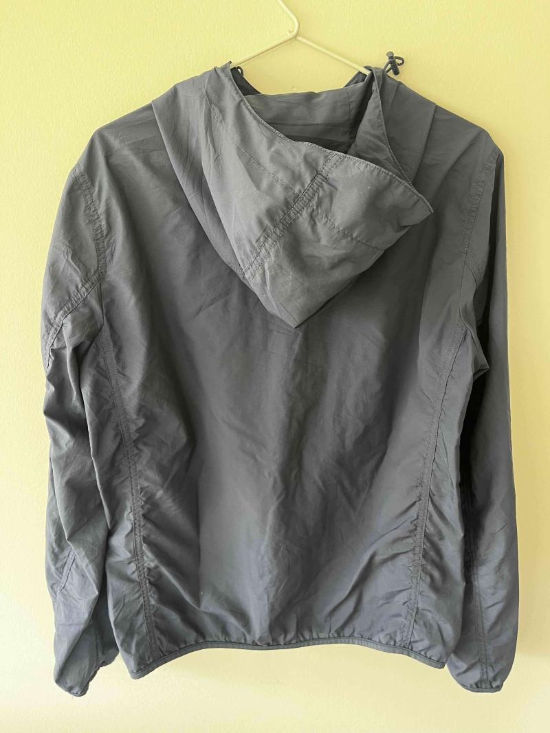 Chaqueta rompe viento azul uniqlo - 2