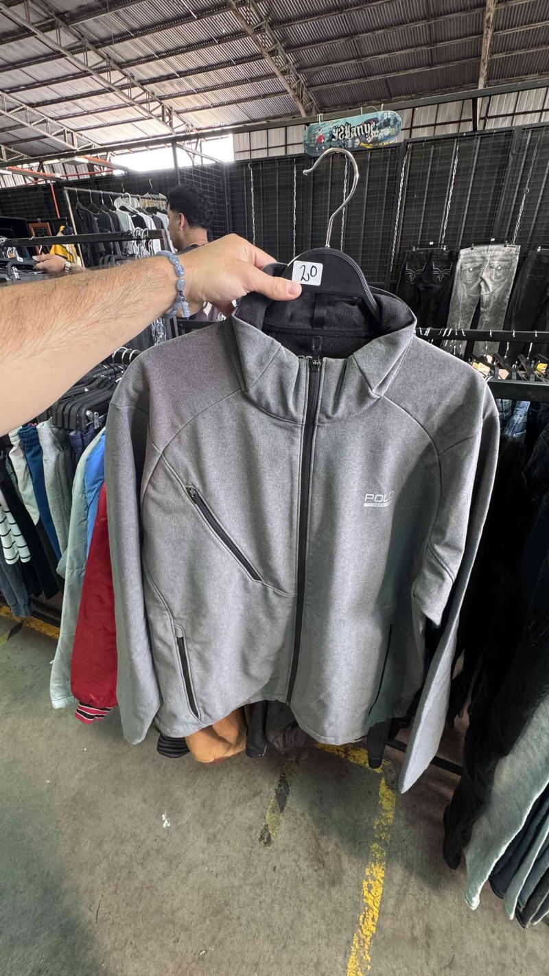 Chaqueta gris con cierre
