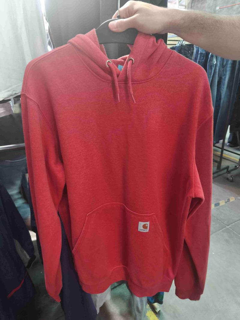 Polerón rojo con capucha