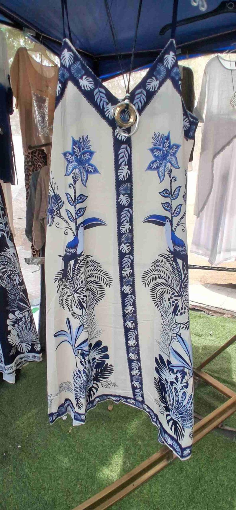 Vestido corto con estampado tropical