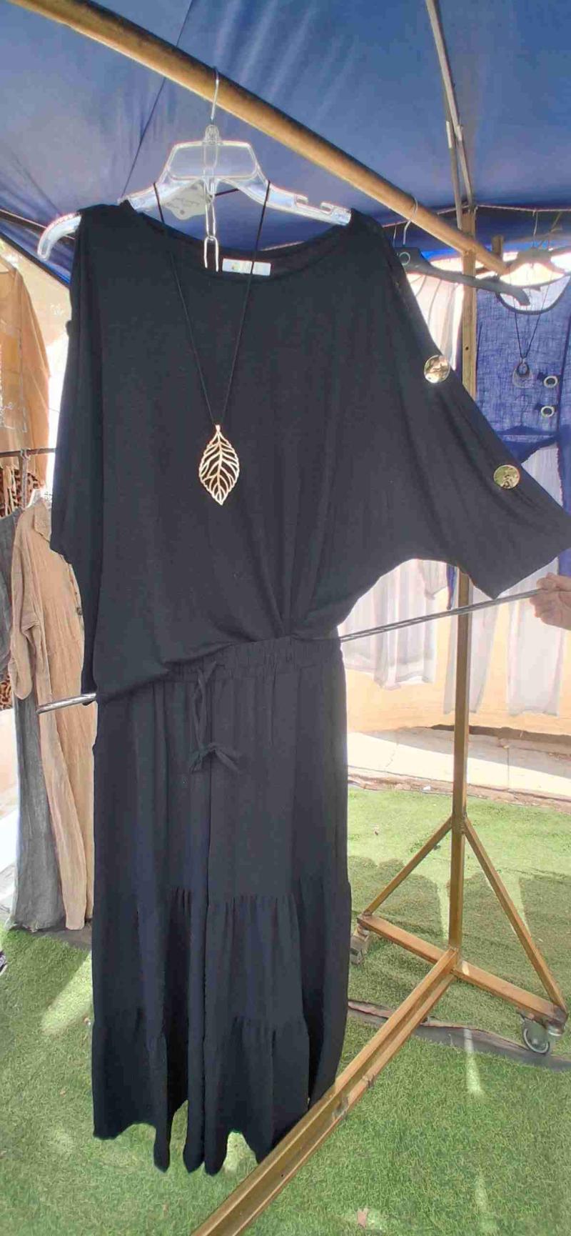 Conjunto negro con botones dorados