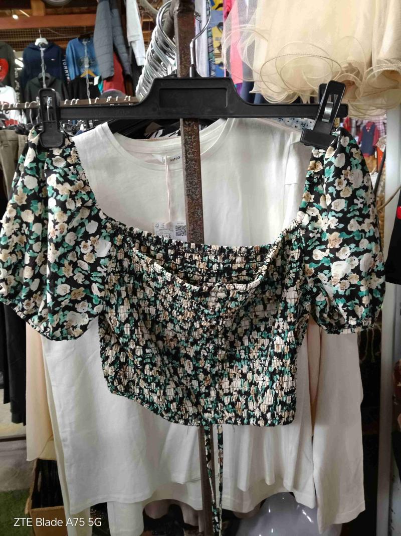 Blusa floreada con hombros descubiertos
