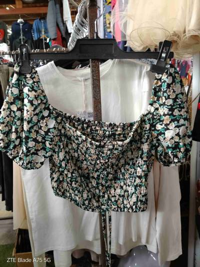Blusa floreada con hombros descubiertos - miniatura 1