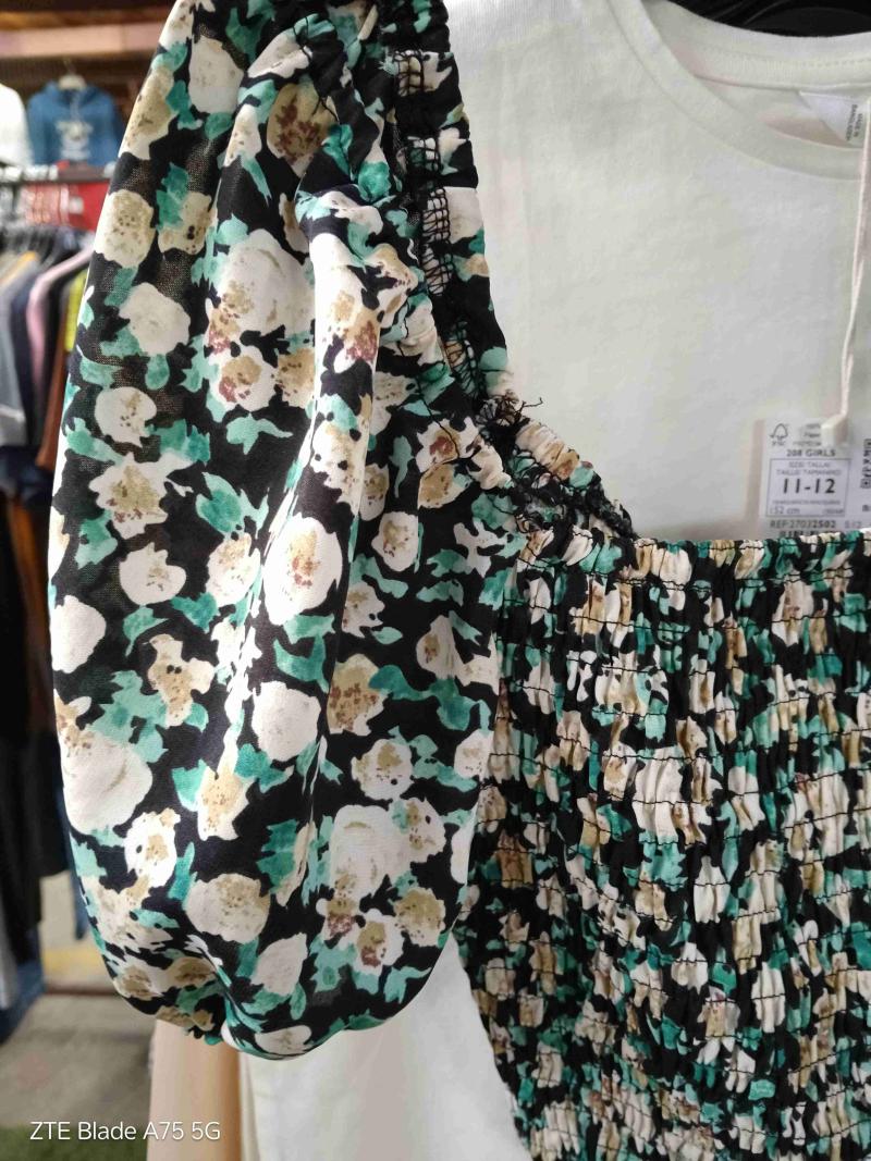 Blusa floreada con hombros descubiertos - 2