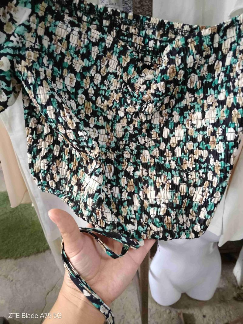 Blusa floreada con hombros descubiertos - 3