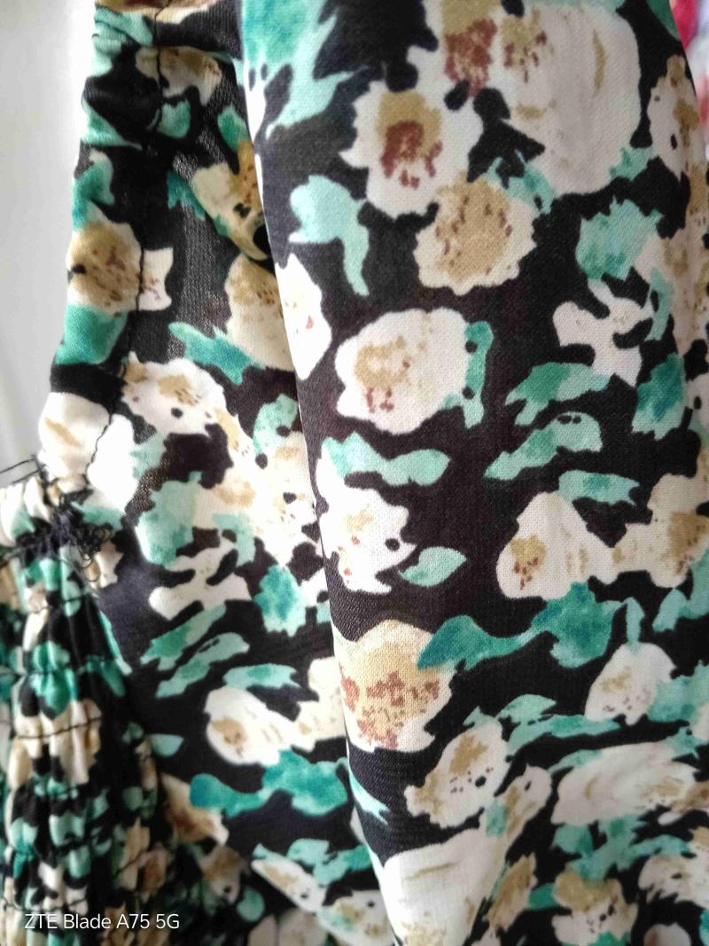 Blusa floreada con hombros descubiertos - 4