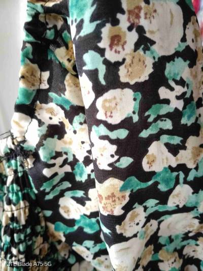 Blusa floreada con hombros descubiertos - miniatura 4