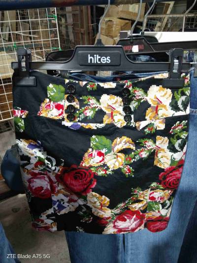 Falda negra con estampado floral talla 38 - miniatura 1