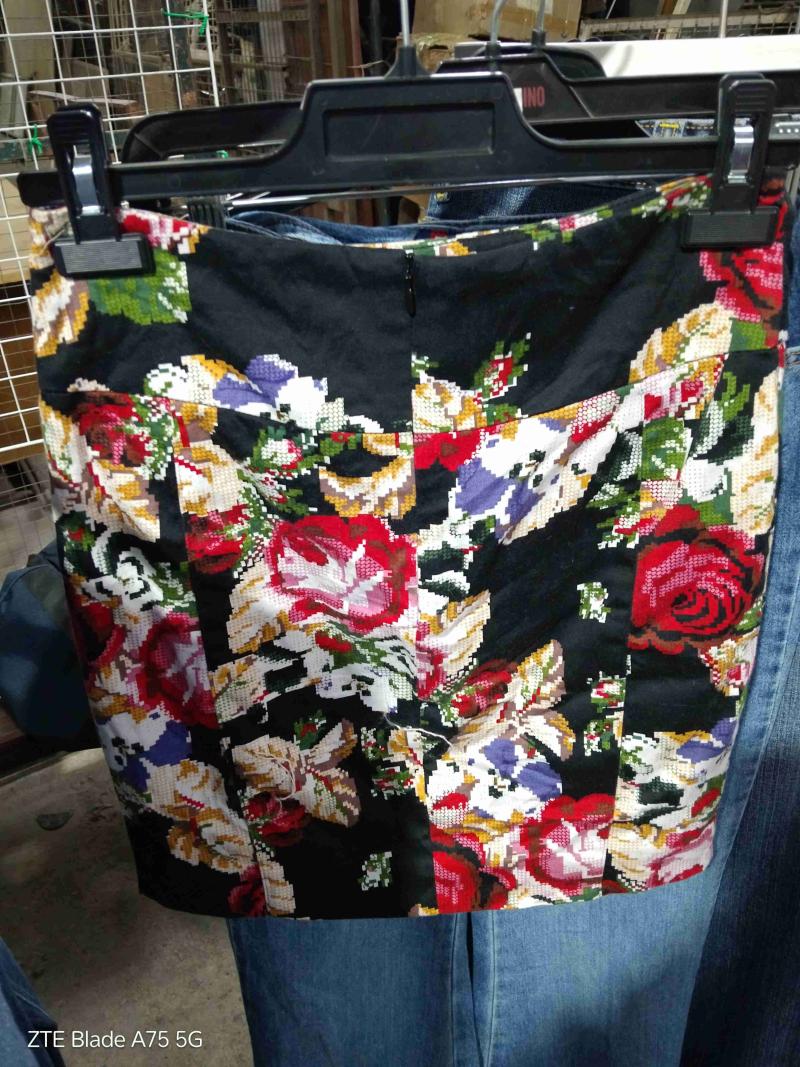 Falda negra con estampado floral talla 38 - 2