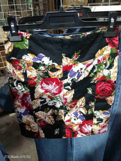 Falda negra con estampado floral talla 38 - miniatura 2