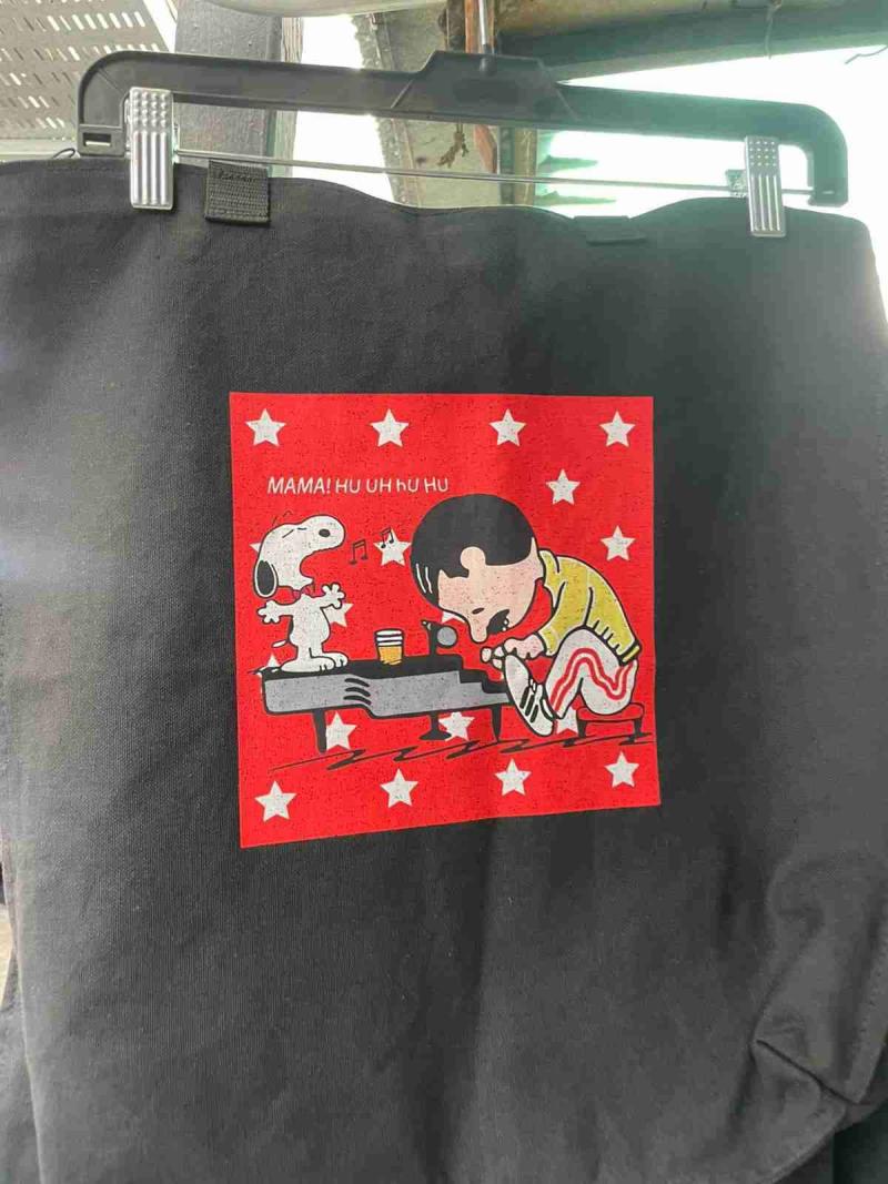 Bolso negro con diseño de Snoopy