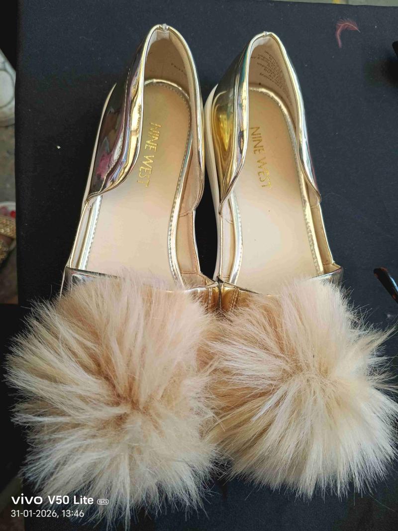 Zapatos dorados Nine West con pompones