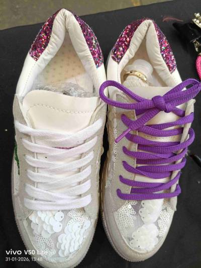 Zapatillas blancas con lentejuelas - miniatura 1