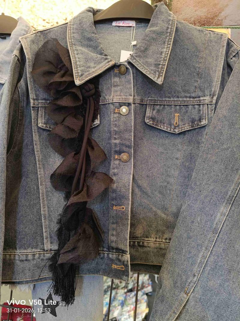 Chaqueta de mezclilla con detalle floral