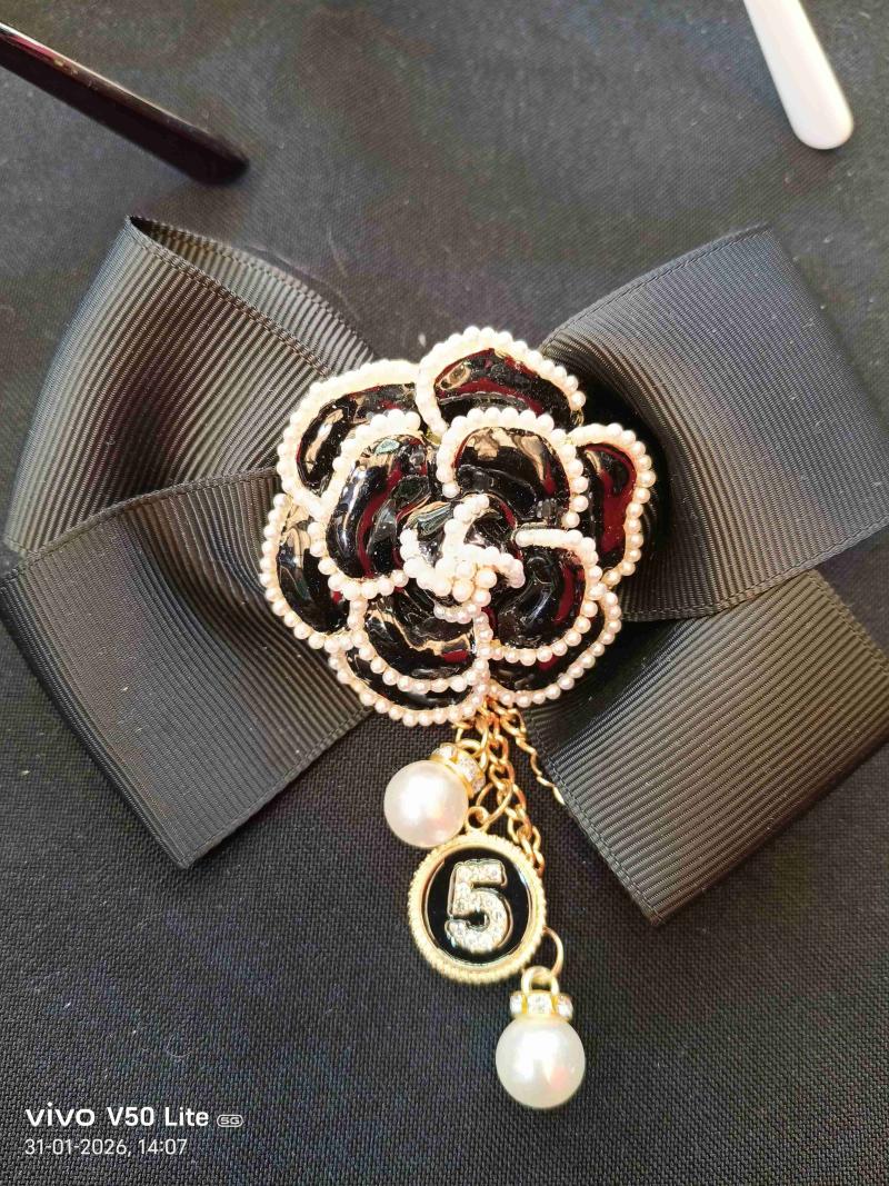 Broche elegante negro y dorado