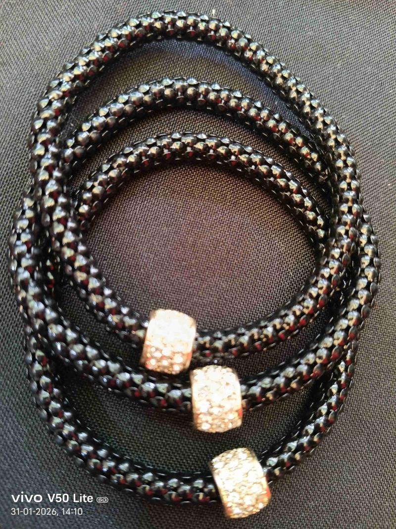 Pulseras negras con detalles dorados