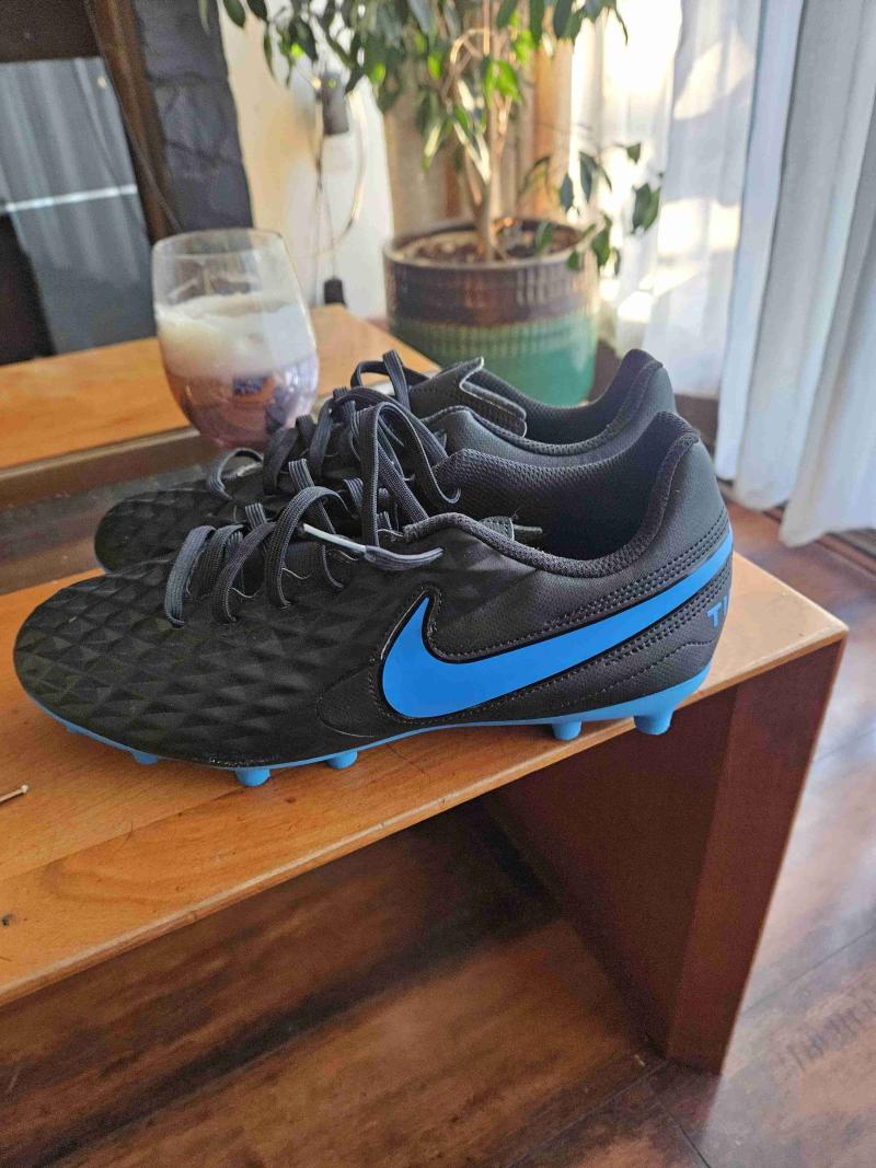 Botines de fútbol negros con azul
