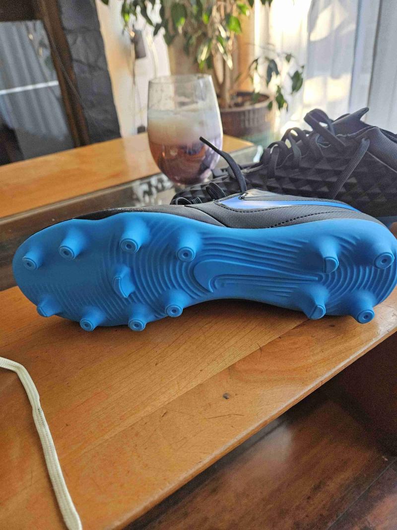 Botines de fútbol negros con azul - 2