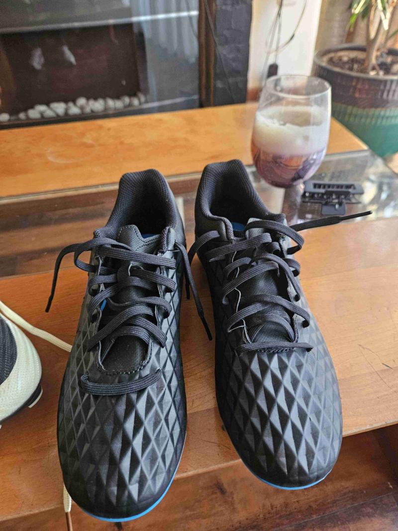 Botines de fútbol negros con azul - 3