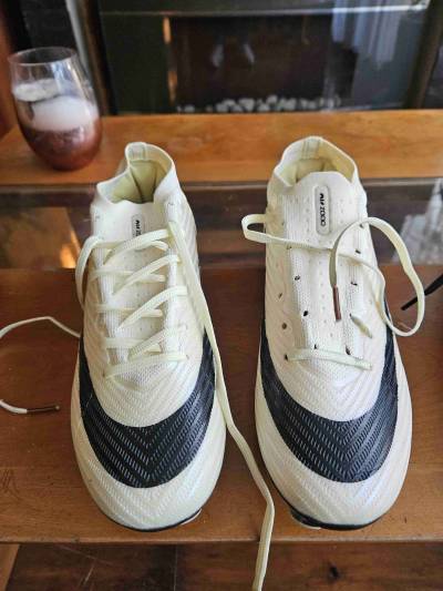 Zapatillas deportivas blancas y negras - miniatura 1