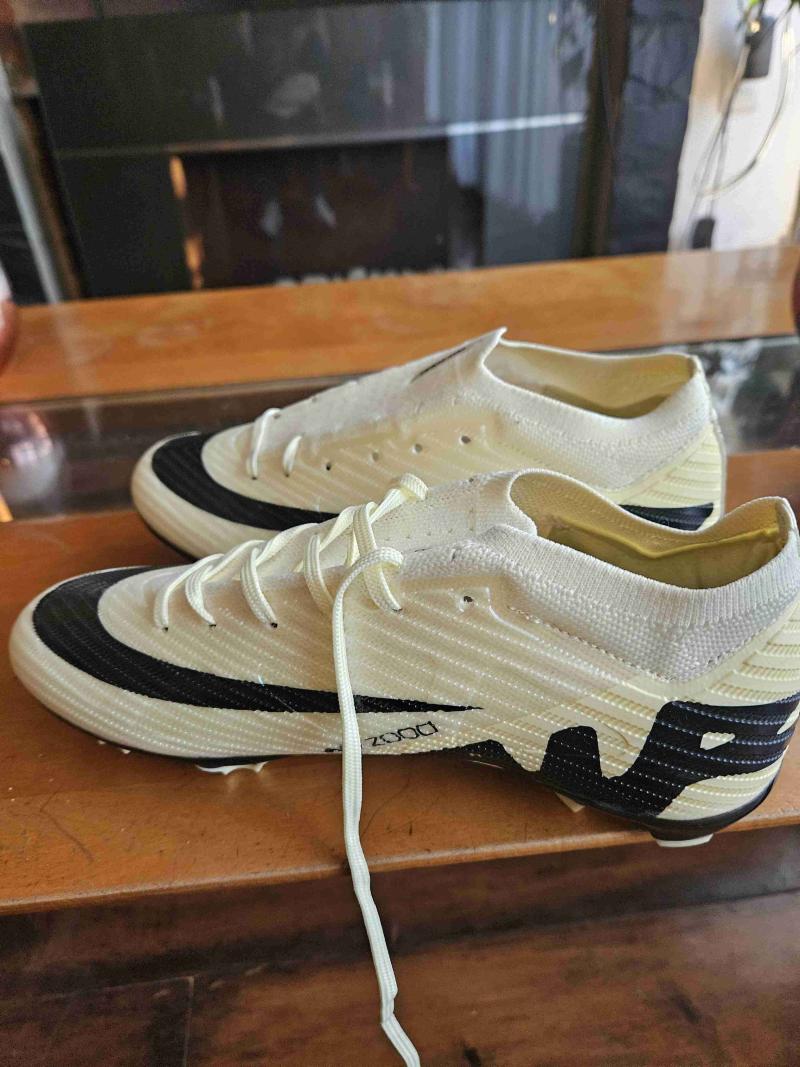 Zapatillas deportivas blancas y negras - 2