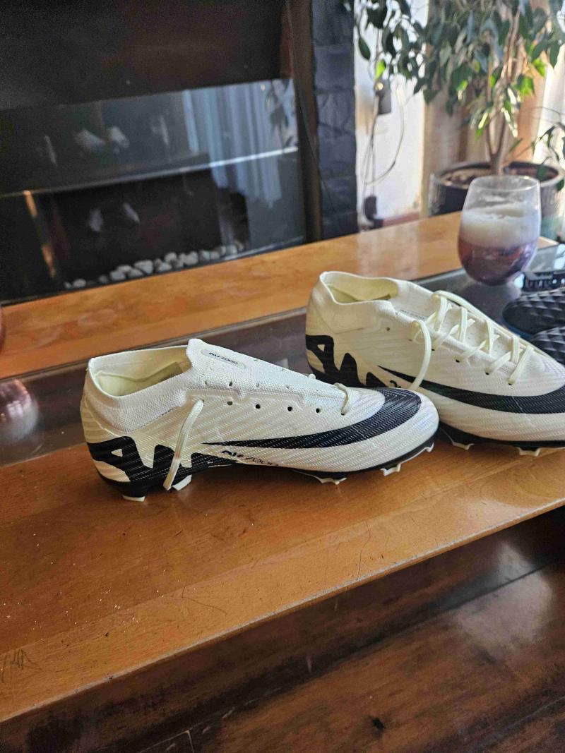 Zapatillas deportivas blancas y negras - 3