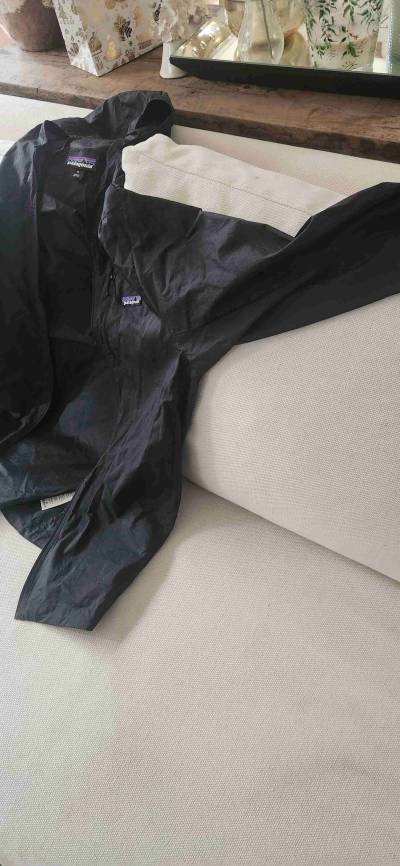 Chaqueta negra cortaviento patagonia - miniatura 2