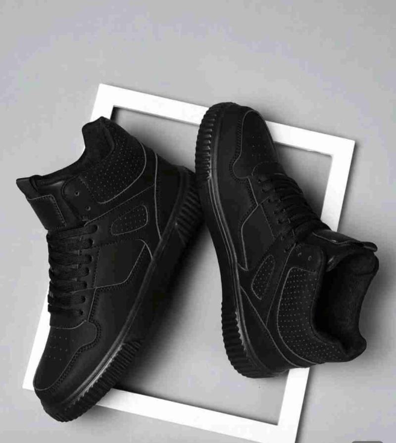 Zapatillas negras,gris y blancas.