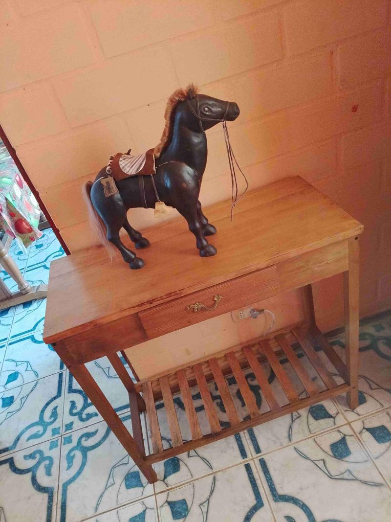 Mesa de madera con caballo decorativo
