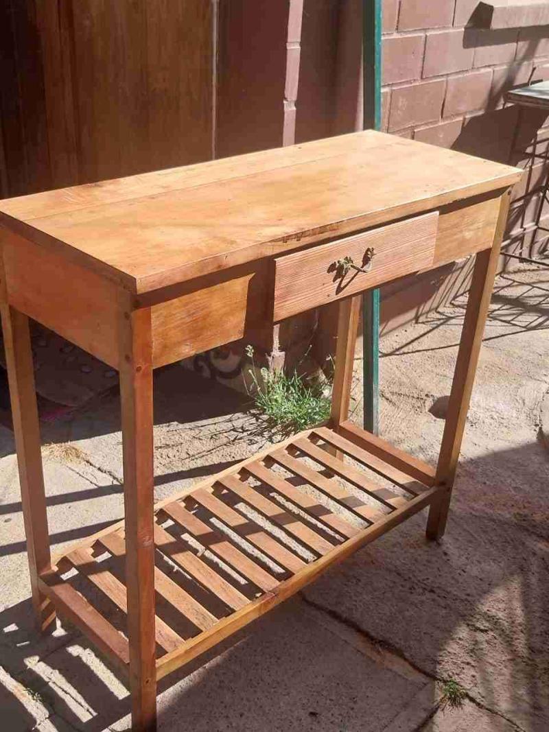 Mesa de madera con caballo decorativo - 2