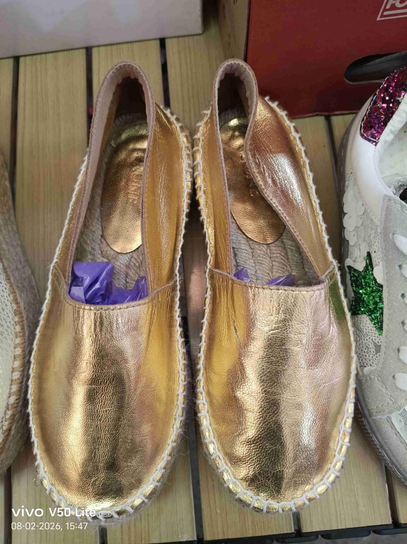 Alpargatas doradas de cuero