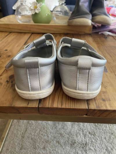 Sandalias plateadas para niña - miniatura 4