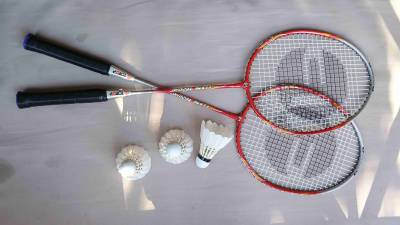 Raquetas de badminton con funda y pelotas - miniatura 2