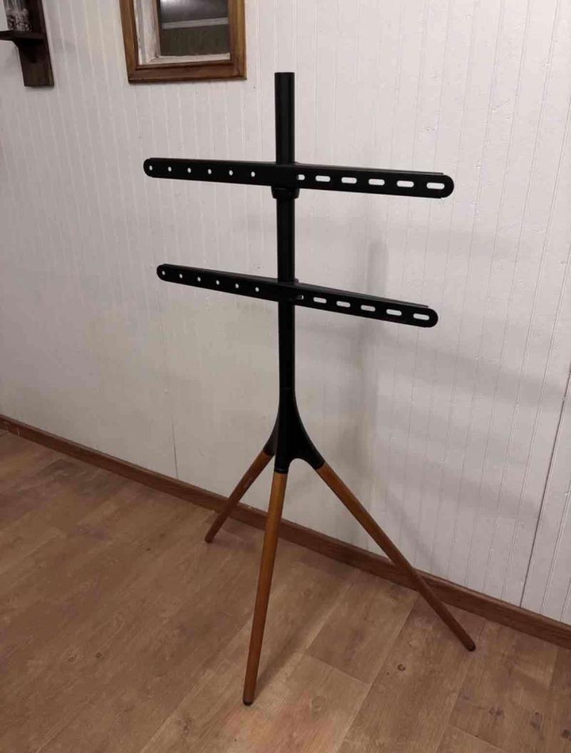 Soporte de TV con patas de metal - 2